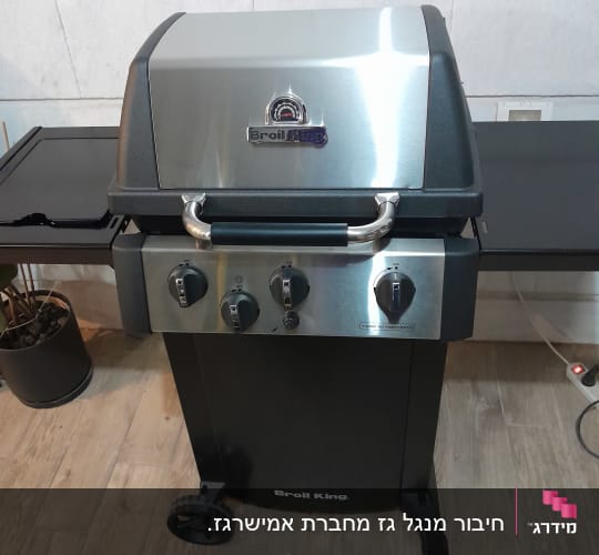 גריל גז נירוסטה עם כפתורי שליטה וברומטר